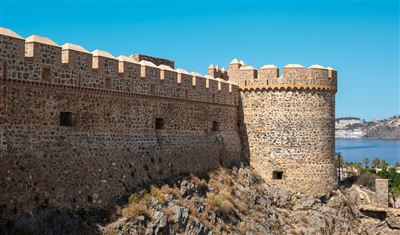 Die zinnenbewehrten Mauern der mittelalterlichen Burg von San Miguel in der Stadt Almuñécar, Spanien